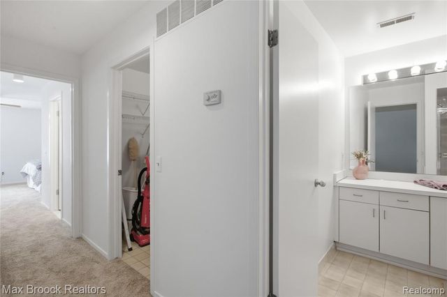 6580 Ridgefield Circle 203, West Bloomfield, MI 48322