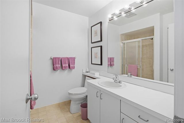 6580 Ridgefield Circle 203, West Bloomfield, MI 48322