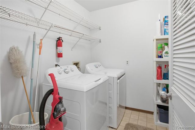 6580 Ridgefield Circle 203, West Bloomfield, MI 48322