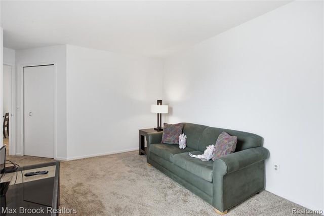 6580 Ridgefield Circle 203, West Bloomfield, MI 48322
