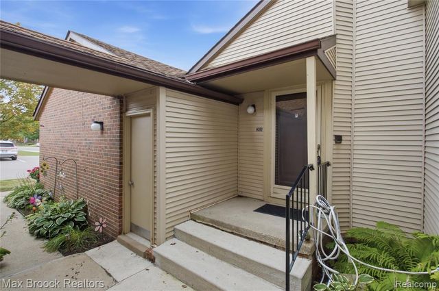 6580 Ridgefield Circle 203, West Bloomfield, MI 48322