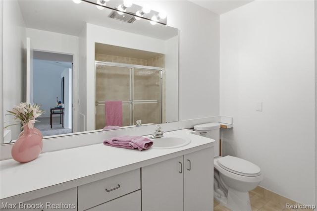 6580 Ridgefield Circle 203, West Bloomfield, MI 48322