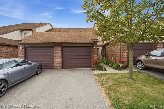 6580 Ridgefield Circle 203, West Bloomfield, MI 48322