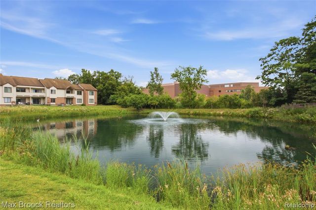 6580 Ridgefield Circle 203, West Bloomfield, MI 48322