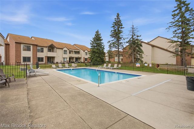 6580 Ridgefield Circle 203, West Bloomfield, MI 48322