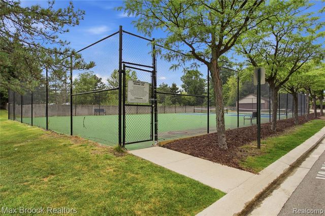 6580 Ridgefield Circle 203, West Bloomfield, MI 48322