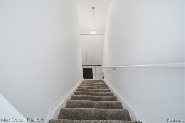 6580 Ridgefield Circle 203, West Bloomfield, MI 48322