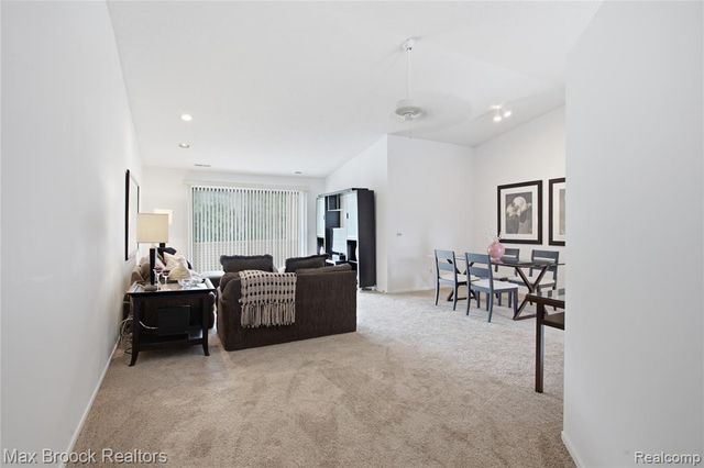 6580 Ridgefield Circle 203, West Bloomfield, MI 48322