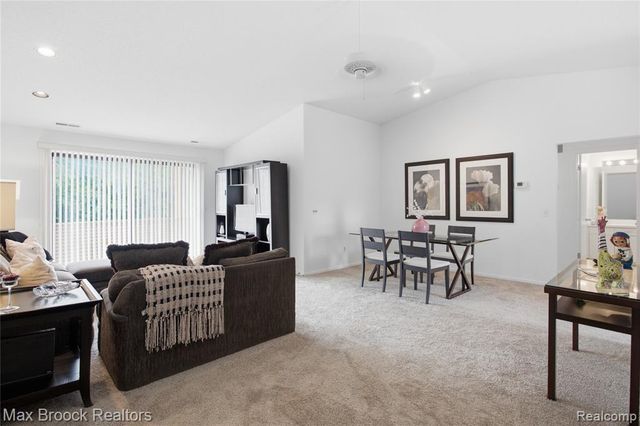 6580 Ridgefield Circle 203, West Bloomfield, MI 48322