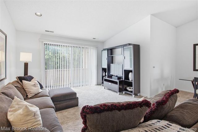 6580 Ridgefield Circle 203, West Bloomfield, MI 48322