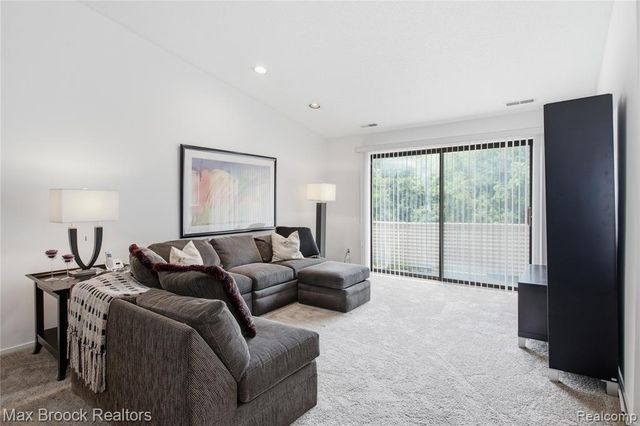 6580 Ridgefield Circle 203, West Bloomfield, MI 48322