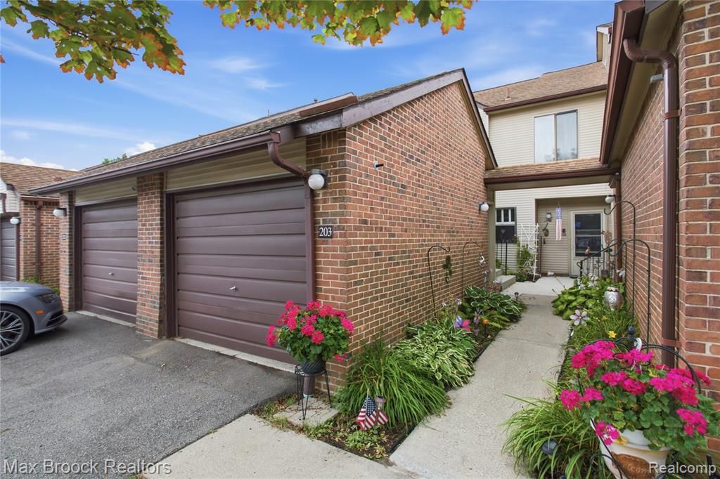 6580 Ridgefield Circle 203, West Bloomfield, MI 48322