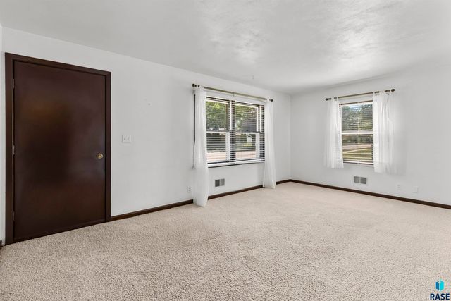 709 N Leadale Ave Avenue, Sioux Falls, SD 57103