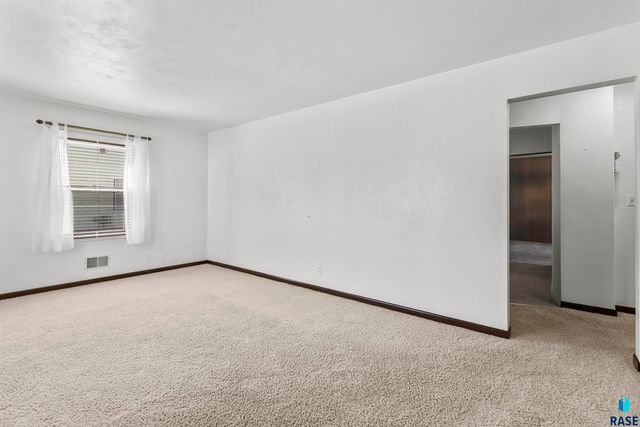 709 N Leadale Ave Avenue, Sioux Falls, SD 57103