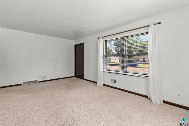 709 N Leadale Ave Avenue, Sioux Falls, SD 57103