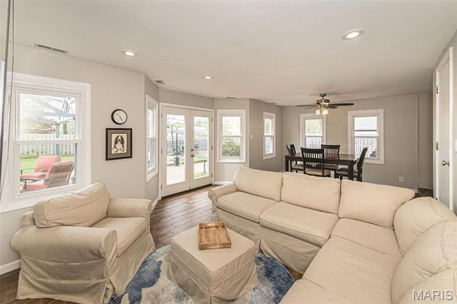 710 Elmtree Lane, St Louis, MO 63122