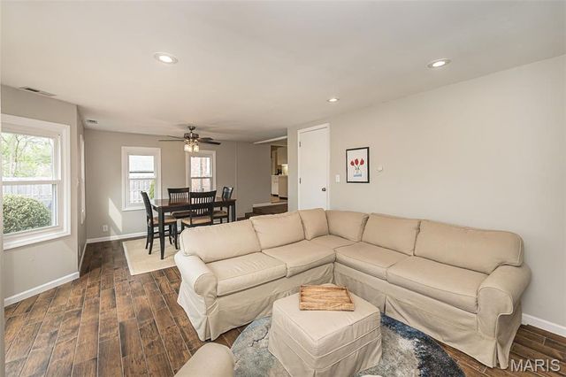 710 Elmtree Lane, St Louis, MO 63122