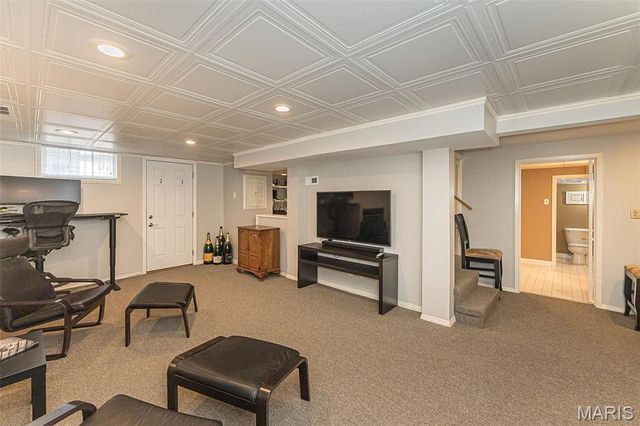 710 Elmtree Lane, St Louis, MO 63122