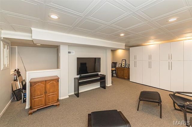 710 Elmtree Lane, St Louis, MO 63122