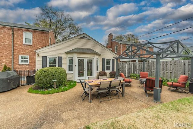 710 Elmtree Lane, St Louis, MO 63122
