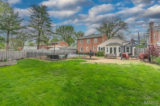 710 Elmtree Lane, St Louis, MO 63122