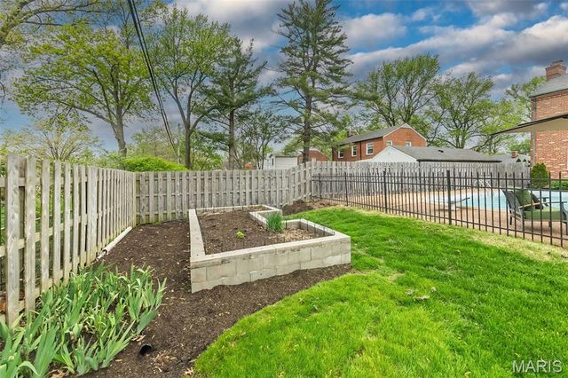 710 Elmtree Lane, St Louis, MO 63122