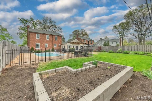 710 Elmtree Lane, St Louis, MO 63122