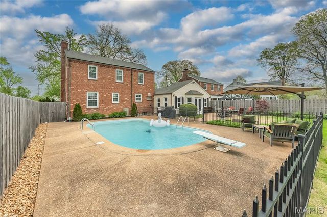 710 Elmtree Lane, St Louis, MO 63122