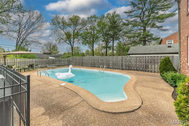 710 Elmtree Lane, St Louis, MO 63122