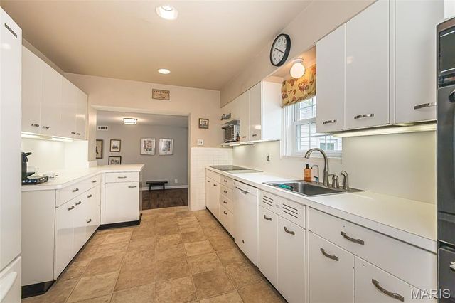 710 Elmtree Lane, St Louis, MO 63122
