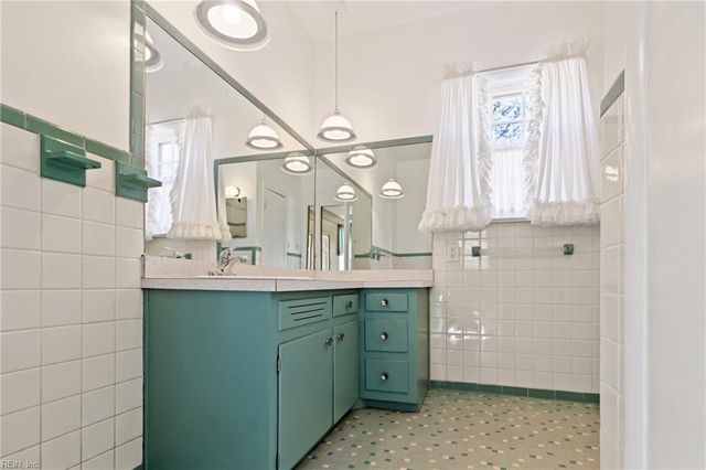 330 Kemp LN, Chesapeake, VA 23325