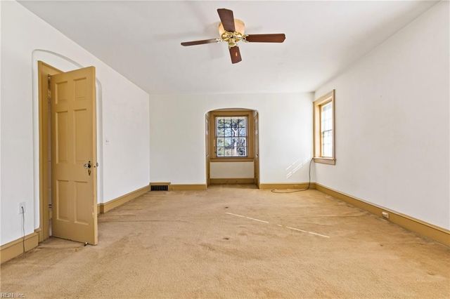 330 Kemp LN, Chesapeake, VA 23325