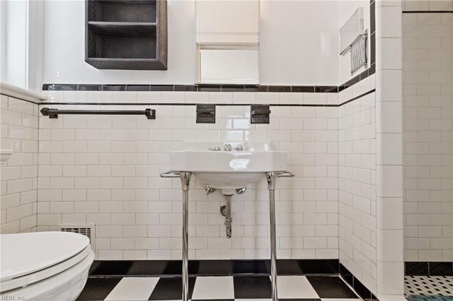 330 Kemp LN, Chesapeake, VA 23325