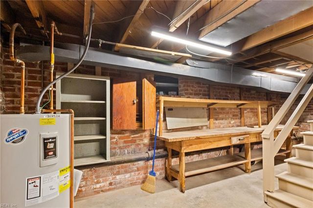 330 Kemp LN, Chesapeake, VA 23325