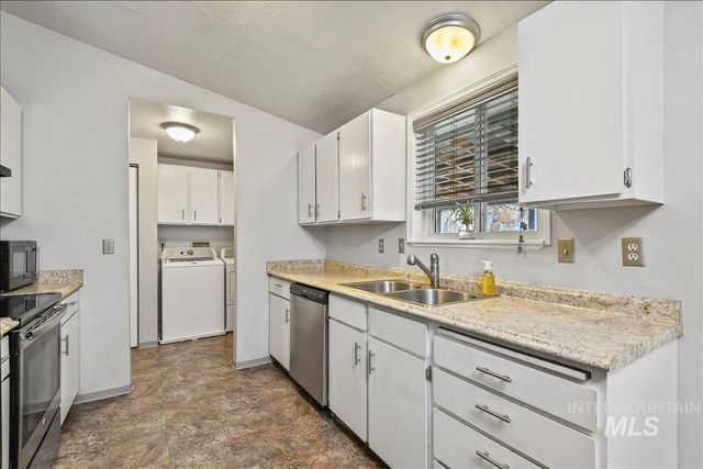 911 N La Cresta Ave, Caldwell, ID 83605