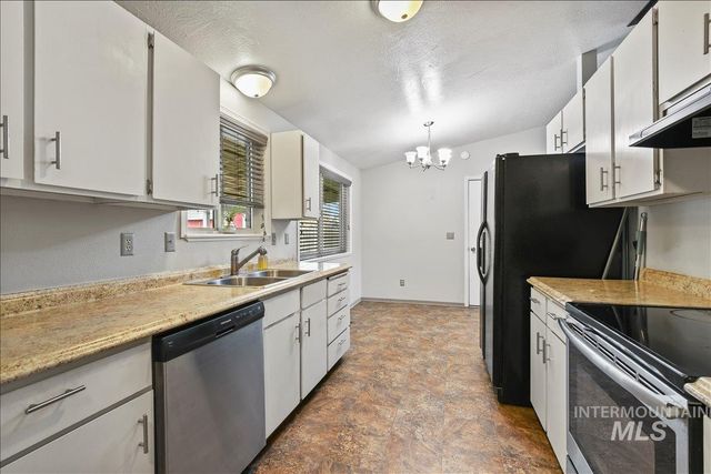 911 N La Cresta Ave, Caldwell, ID 83605