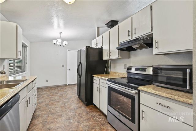 911 N La Cresta Ave, Caldwell, ID 83605