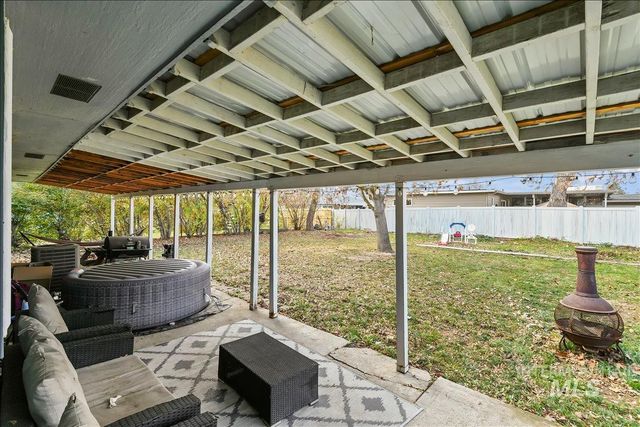 911 N La Cresta Ave, Caldwell, ID 83605