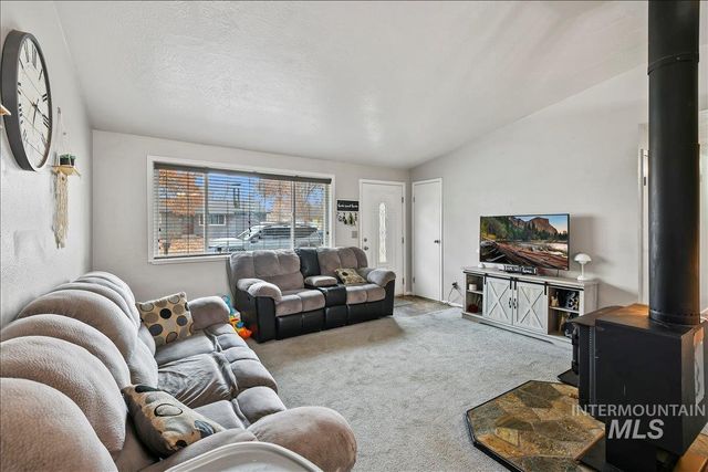 911 N La Cresta Ave, Caldwell, ID 83605