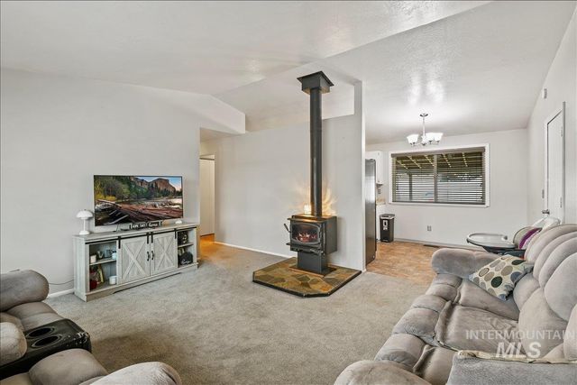 911 N La Cresta Ave, Caldwell, ID 83605