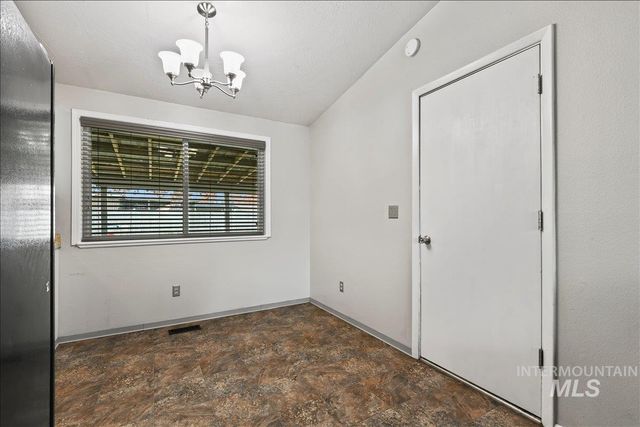 911 N La Cresta Ave, Caldwell, ID 83605