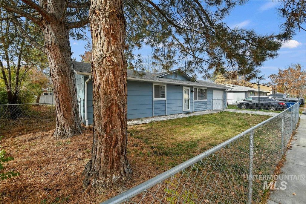 911 N La Cresta Ave, Caldwell, ID 83605