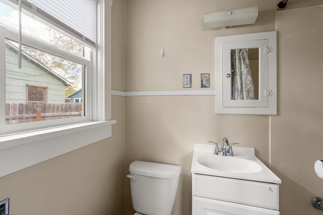 1051 W 11th Street, Medford, OR 97501