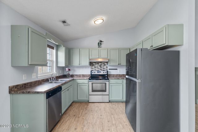 101 N Ivy Drive, Hubert, NC 28539