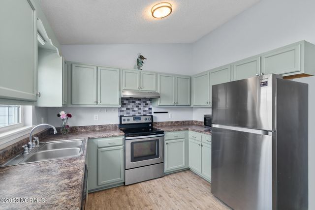 101 N Ivy Drive, Hubert, NC 28539