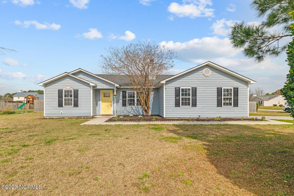 101 N Ivy Drive, Hubert, NC 28539