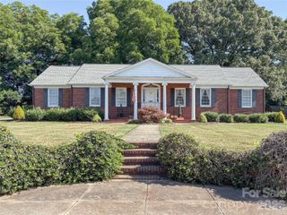 412 Ridgeway Avenue, Statesville, NC 28677