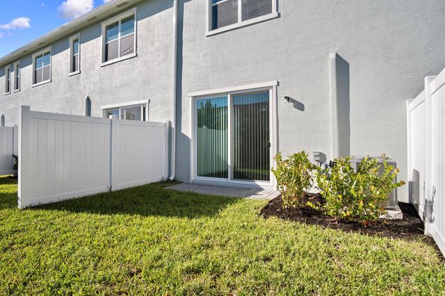 381 SE CROSSOAK Lane, Port St. Lucie, FL 34984
