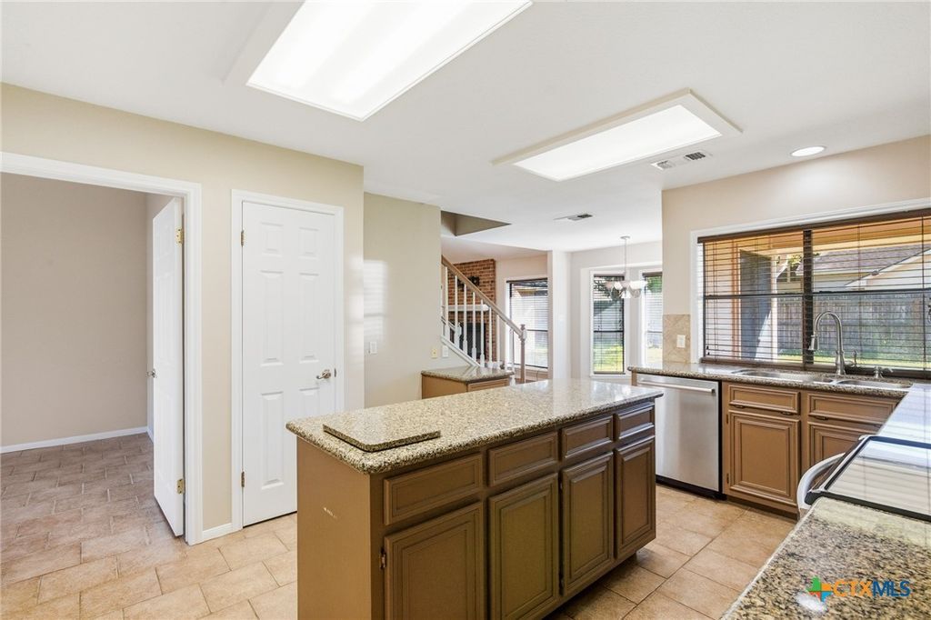 Image 10 of property listing at 309 Dunbar Drive, Victoria, TX 77904