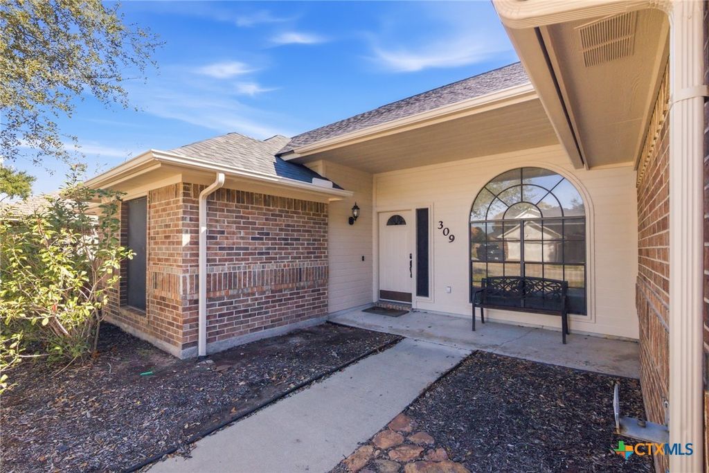 Image 2 of property listing at 309 Dunbar Drive, Victoria, TX 77904
